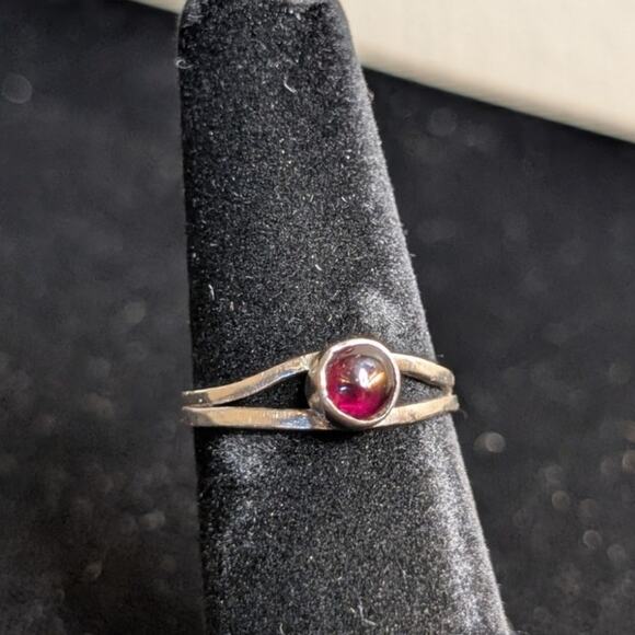 Vintage 925 Sterling Silver Bezel Set Split Shank Garnet Cabochon Ring Size 7 - Picture 1 of 6
